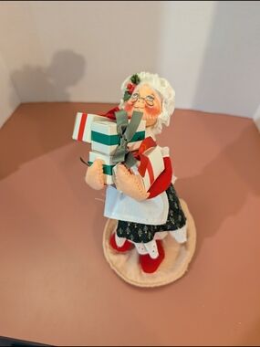 Vintage 1992 Annalee Mobilitee Mrs. Claus Figurine Holding Presents